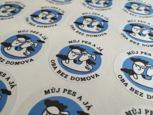 Kulaté samolepky na předsekaném archu