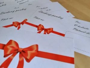 Dárkový voucher s červenou stuhou – tisk na zakázku