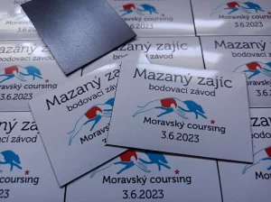 Magnety s potiskem pro psí sportovní akci Mazáný zajíc