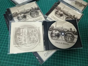 Design CD obalu a bookletu pro hudební skupinu Okula Band