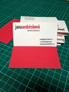 Červenobílé vizitky na míru pro podnikatelku v Brně